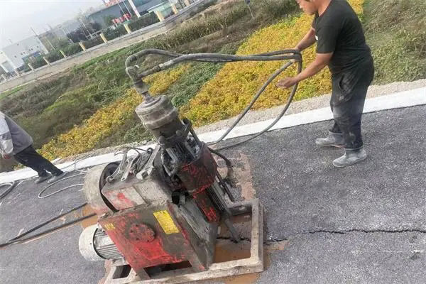 越西马路面下沉注浆加固